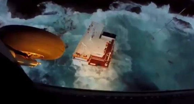 Καρέ-καρέ η διάσωση του πληρώματος πλοίου που προσάραξε στην Άνδρο (video)
