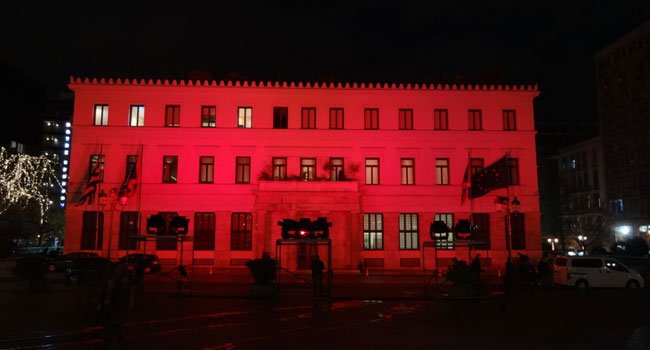Στα χρώματα της τουρκικής σημαίας το Δημαρχείο της Αθήνας - Στη μνήμη των θυμάτων στην Κωνσταντινούπολη