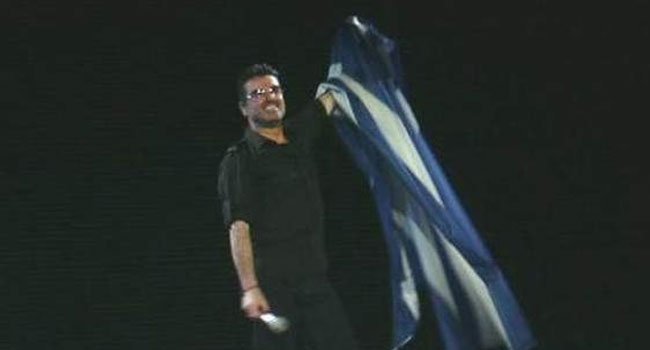 Η συναυλία του Τζορτζ Μάικλ στην Αθήνα, τα ελληνικά και η σημαία (video)