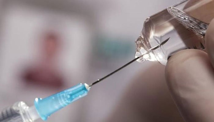 Βουλευτές εμβολιάζονται από το ΚΕΕΛΠΝΟ κατά της γρίπης