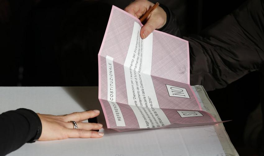 Ιταλία: Στο 19,6% μέχρι το μεσημέρι η συμμετοχή στο δημοψήφισμα