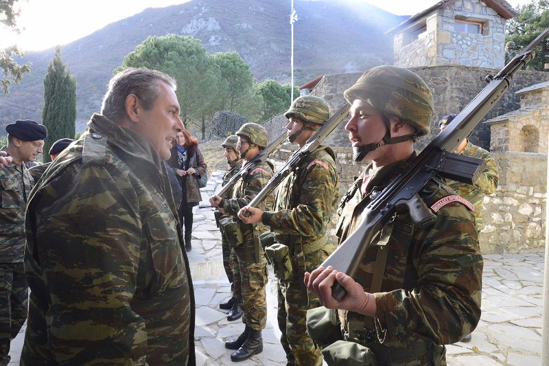 Ο Καμμένος σε φυλάκιο του στρατού στα σύνορα με την Αλβανία - Κλασικά με μπουφάν παραλλαγής
