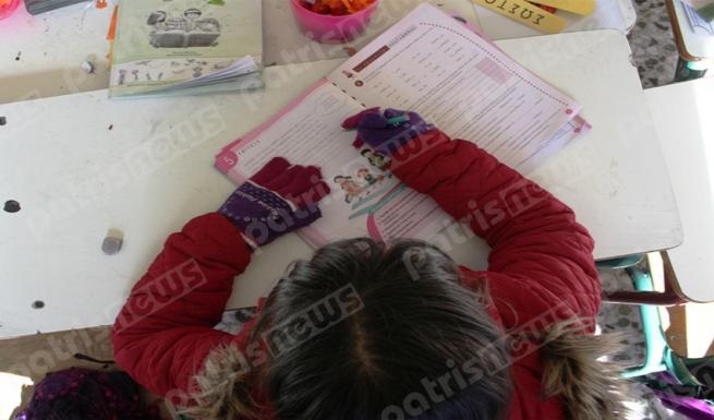 Παγώνουν οι μαθητές στην ορεινή Ηλεία - Κάνουν μάθημα με μπουφάν και γάντια  (εικόνες)