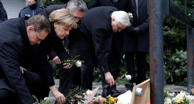 Η Μέρκελ κατέθεσε λευκά τριαντάφυλλα στο σημείο της τραγωδίας (εικόνες&video)