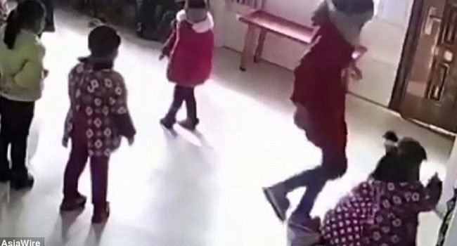 Σοκ: Νηπιαγωγός κλωτσάει και χτυπάει παιδιά επειδή δεν μπορούν να θυμηθούν μία χορογραφία (video)