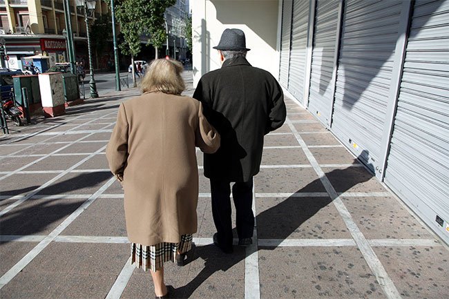 Εικόνα ντροπής: Συνταξιούχοι ανεβαίνουν 5 ορόφους με τα πόδια [ΦΩΤΟ]