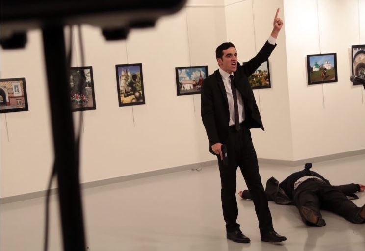Τούρκος αστυνομικός ο δράστης που δολοφόνησε εν ψυχρώ τον Ρώσο πρέσβη