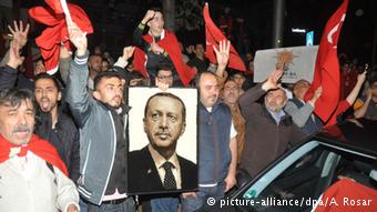 Το περασμένο καλοκαίρι οπαδοί του Ερντογάν διαδήλωναν στη Στουτγάρδη την αγανάκτησή τους για τους επίδοξους πραξικοπηματίες
