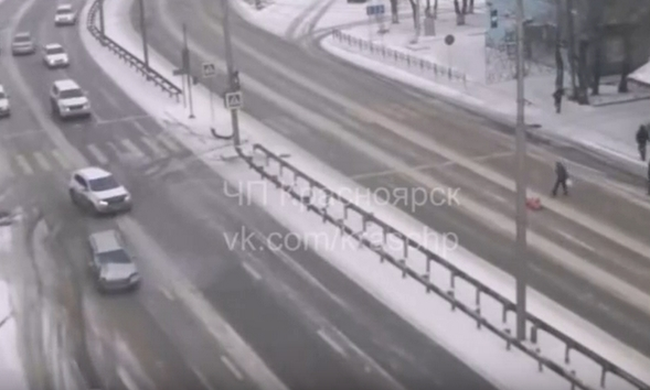 Βίντεο σοκ: Δείτε γιατί δεν πρέπει να κάθεστε στο διάζωμα σε χιονισμένους δρόμους (video)