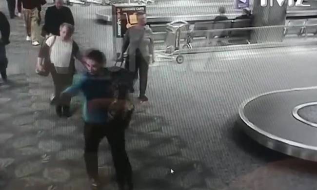 Επίθεση Αεροδρόμιο Φλόριντα: Η στιγμή που ο μακελάρης πυροβολεί εν ψυχρώ επιβάτες (ΣΚΛΗΡΕΣ ΕΙΚΟΝΕΣ)