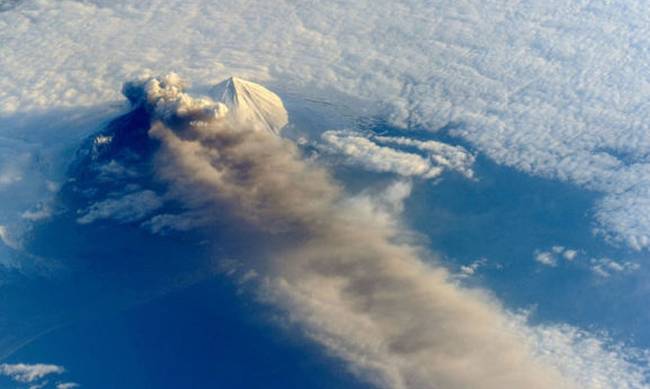 ΦΩΤΟ: Οι πιο θεαματικές εκρήξεις ηφαιστείων όπως φαίνονται από δορυφόρο