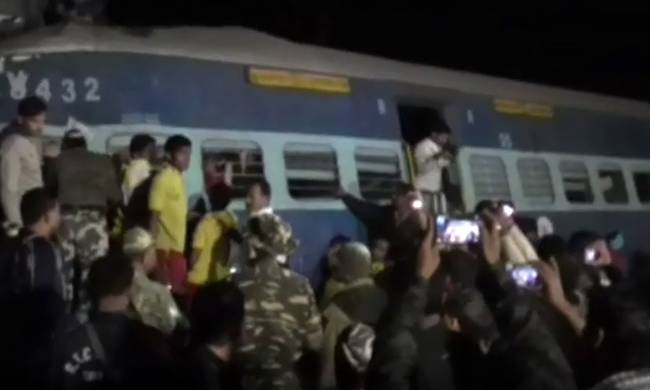 Τραγωδία στην Ινδία: 23 νεκροί και δεκάδες τραυματίες από εκτροχιασμό τρένου (video)