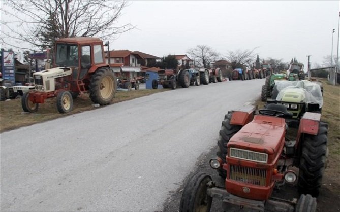 Αγρότες απέκλεισαν τη νέα εθνική οδό Λάρισας - Κοζάνης