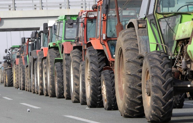 Πληθαίνουν τα μπλόκα των αγροτών σε όλο το εθνικό οδικό δίκτυο