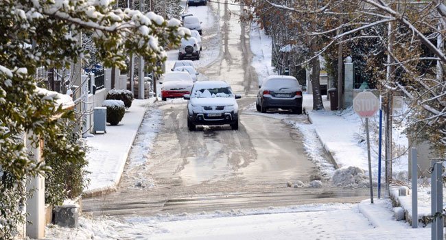Αττική: Δυσχέρειες στην κυκλοφορία λόγω της χιονόπτωσης