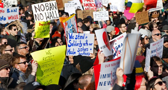 Το απόλυτο χάος στις ΗΠΑ από το διάταγμα Τραμπ - Συνεχίζονται οι μαζικές διαδηλώσεις (εικόνες)