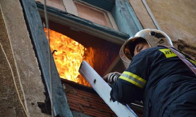 Νίκαια: Πήρε φωτιά το σπίτι του και πέθανε από τις αναθυμιάσεις