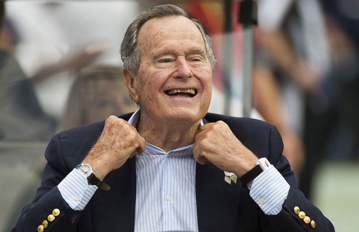ΗΠΑ: Στην εντατική ο Τζορτζ Μπους ο πρεσβύτερος – Στο νοσοκομείο και η σύζυγός του