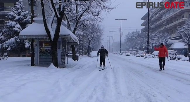 Σκι στους δρόμους έκαναν οι κάτοικοι των Ιωαννίνων (video)