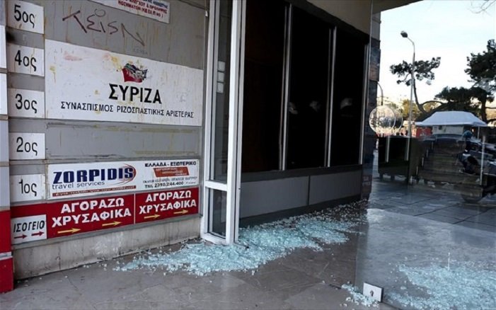 Τα έκαναν… γυαλιά – καρφιά στα γραφεία του ΣΥΡΙΖΑ στη Θεσσαλονίκη