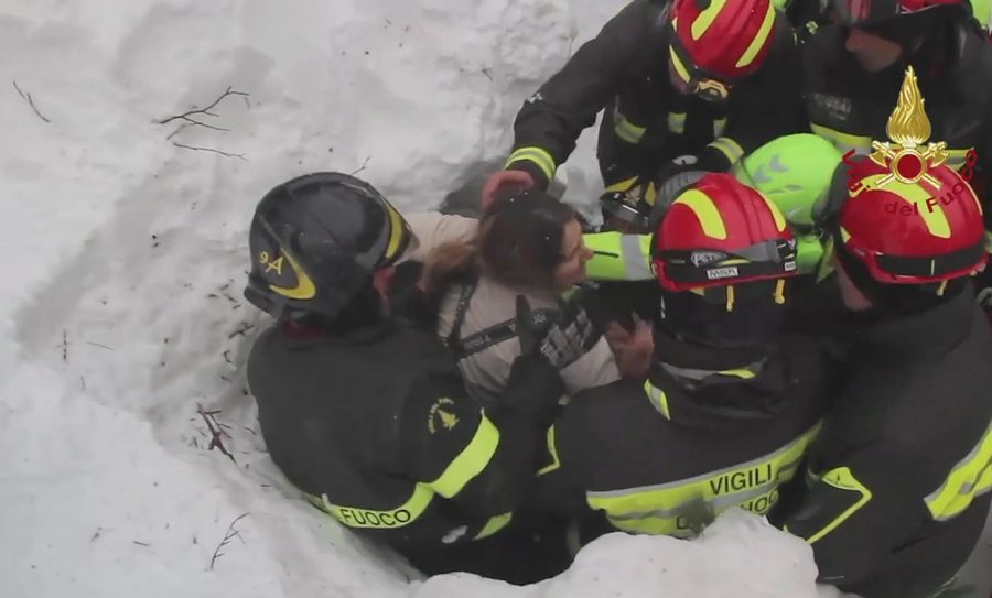 Χιονοστιβάδα - Ιταλία: Βρέθηκαν οκτώ άνθρωποι ζωντανοί στα συντρίμμια του ξενοδοχείου
