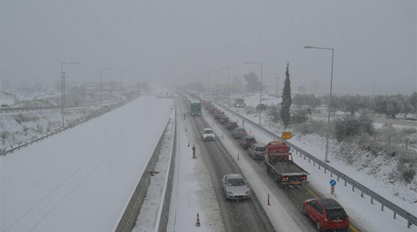Μεγάλα προβλήματα στην ΕΟ Αθηνών-Πατρών – Εκατοντάδες αυτοκίνητα παγιδευμένα στο χιόνι