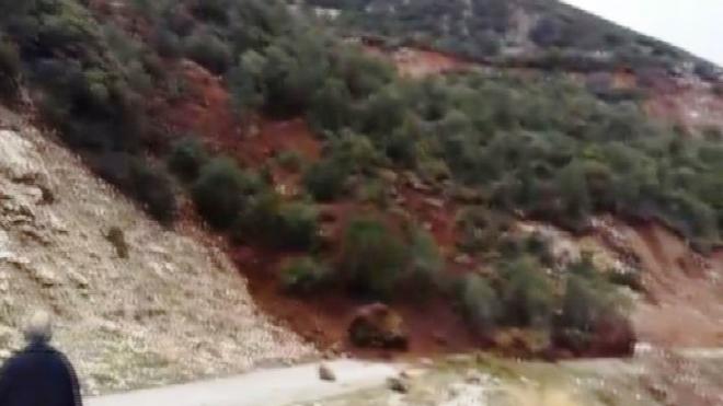 Αποκλείστηκε χωριό στην Αχαΐα έπειτα από κατολίσθηση (video)