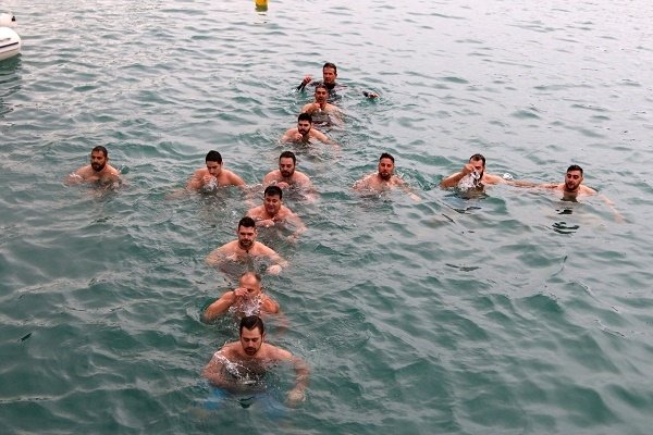 Ηράκλειο Κρήτης: Αναβλήθηκε ο Αγιασμός - Οι κολυμβητές σχημάτισαν μόνοι τους σταυρό (εικόνες)