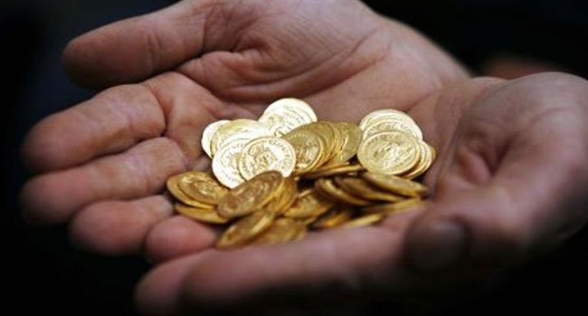 Οι Έλληνες ρευστοποιούν τις χρυσές λίρες τους για να πληρώσουν τα χρέη τους