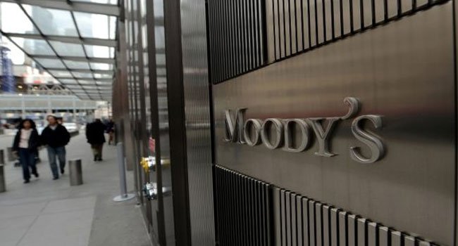 «Καμπανάκι» από την Moody’s: Κίνδυνος για τις καταθέσεις από την καθυστέρηση στο κλείσιμο της αξιολόγησης