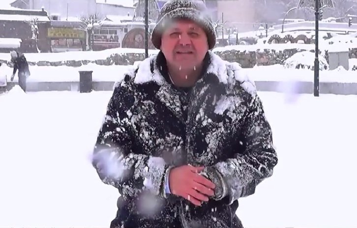 Ο πρόεδρος του κόμματος Δανειοληπτών – Ταυτότητα Κεντρώων μας ξεναγεί στη χιονισμένη Λάρισα (βίντεο)