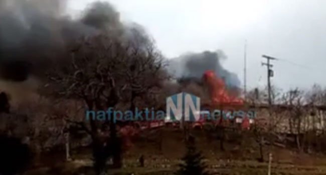 Στις φλόγες ιστορικό μοναστήρι κοντά στην Ναύπακτο (βίντεο)