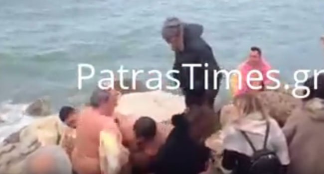 Πάτρα: Κολυμβητές πιάστηκαν στα χέρια για τον σταυρό (video)