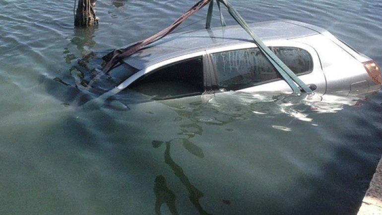 Συναγερμός: Αυτοκίνητο με δύο επιβαίνοντες που έπεσε στο λιμάνι του Πειραιά