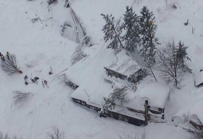 Ιταλία: Τουλάχιστον 23 οι αγνοούμενοι στο ξενοδοχείο Rigopiano μετά τη χιονοστιβάδα