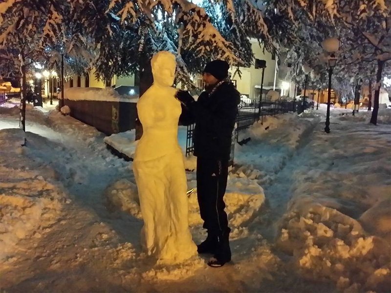 Φλώρινα: Φοιτητής έφτιαξε στο χιόνι τη Θεά Αφροδίτη μπροστά από το κτήριο του «Αριστοτέλη»