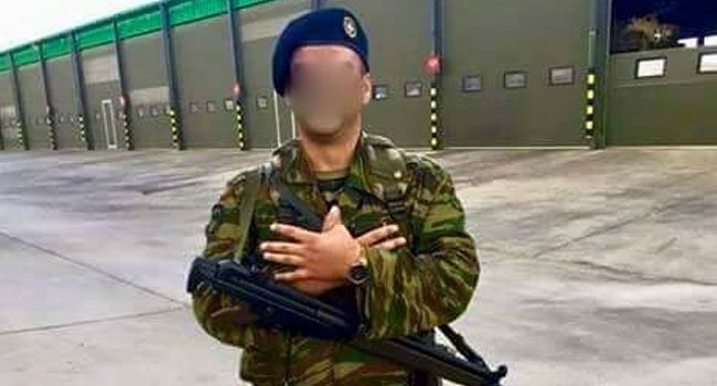 Νέα φωτογραφία στρατιώτη που σχηματίζει τον αλβανικό αετό - Παρενέβη το ΓΕΣ