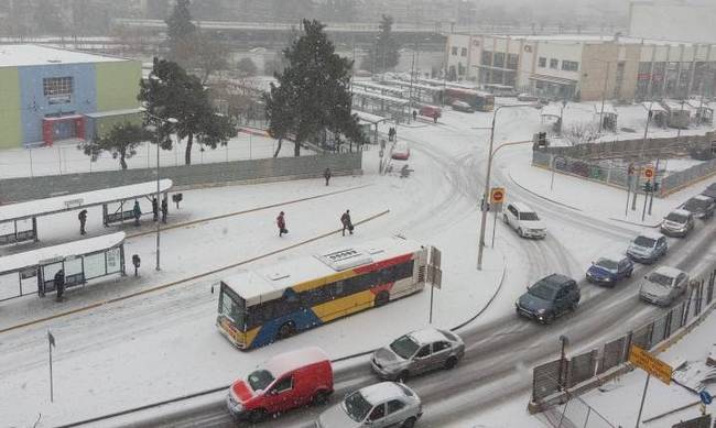 Παραμένουν τα προβλήματα στη Θεσσαλονίκη - Χωρίς λεωφορεία πολλές περιοχές λόγω του χιονιά