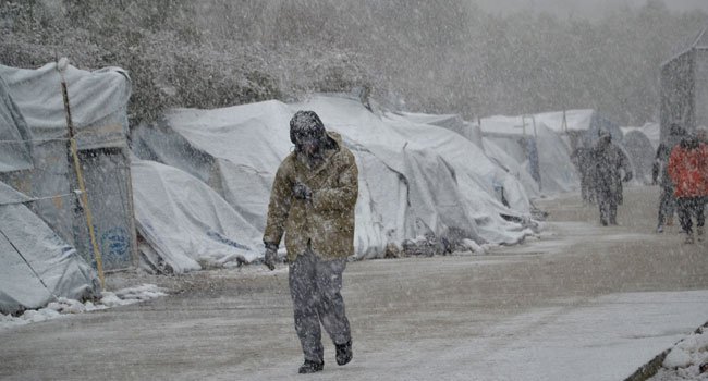 «Θαμμένοι» στο χιόνι χιλιάδες πρόσφυγες
