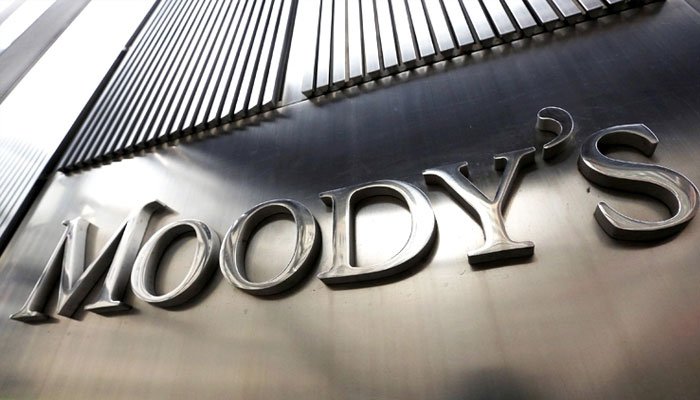 "Καμπανάκι" από τη Moody's: Στενεύουν τα χρονικά περιθώρια για πολιτική συμφωνία
