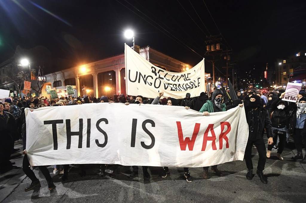 ΗΠΑ: Βίαιες διαδηλώσεις στο Μπέρκλεϊ ενάντια σε Ελληνοβρετανό ακροδεξιό ομιλητή (εικόνες-βίντεο)