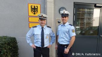 Ο εκπρόσωπος της Διεύθυνσης Ομοσπονδιακής Αστυνομίας στο αεροδρόμιο της Φραγκφούρτης Μίχαελ Μόζερ μαζί με το νέο πρόσωπο της υπηρεσίας, τον Χαρίλαο Κυριακίδη
