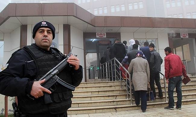 Ένοπλος κρατά ομήρους σε νοσοκομείο της Τουρκίας