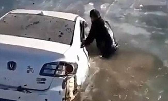 Η δραματική η διάσωση γυναίκας από αυτοκίνητο που έπεσε σε παγωμένο ποτάμι (vid)