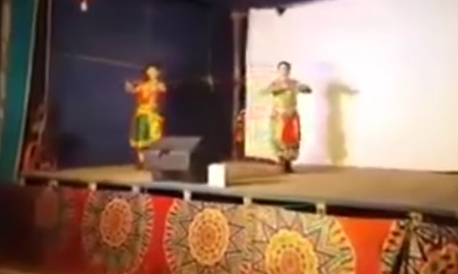 Βίντεο: Χορευτής πεθαίνει πάνω στη σκηνή και το κοινό θεωρεί πως είναι μέρος της παράστασης