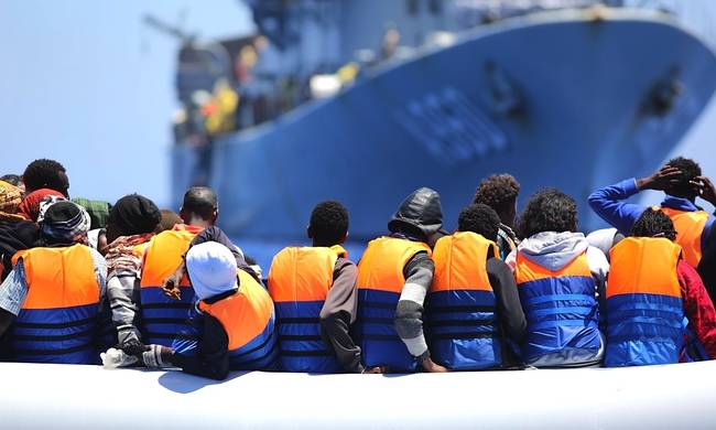 «Μάχες» με διακινητές μεταναστών ανοιχτά της Λιβύης