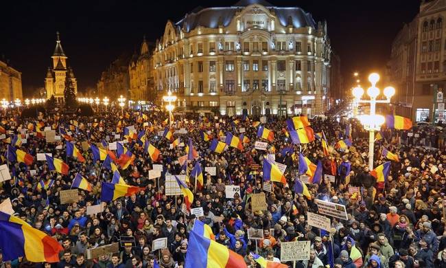 Ρουμανία: Οι διαδηλωτές νίκησαν – Αποσύρει  η κυβέρνηση το νομοσχέδιο-σκάνδαλο (Vids)