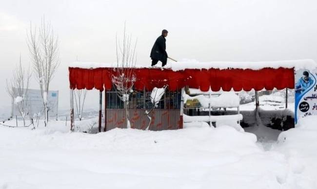 Χιονοστιβάδα ισοπέδωσε χωριό στο Αφγανιστάν - Τουλάχιστον 100 νεκροί