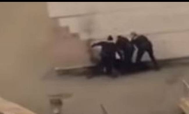 Σάλος στη Γαλλία: Αστυνομικοί κατηγορούνται ότι βίασαν νεαρό άνδρα με γκλομπ (βίντεο)