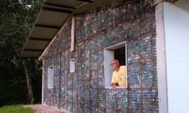 Εντυπωσιακό: Το πρώτο χωριό από ανακυκλωμένα πλαστικά μπουκάλια! (pics+vid)